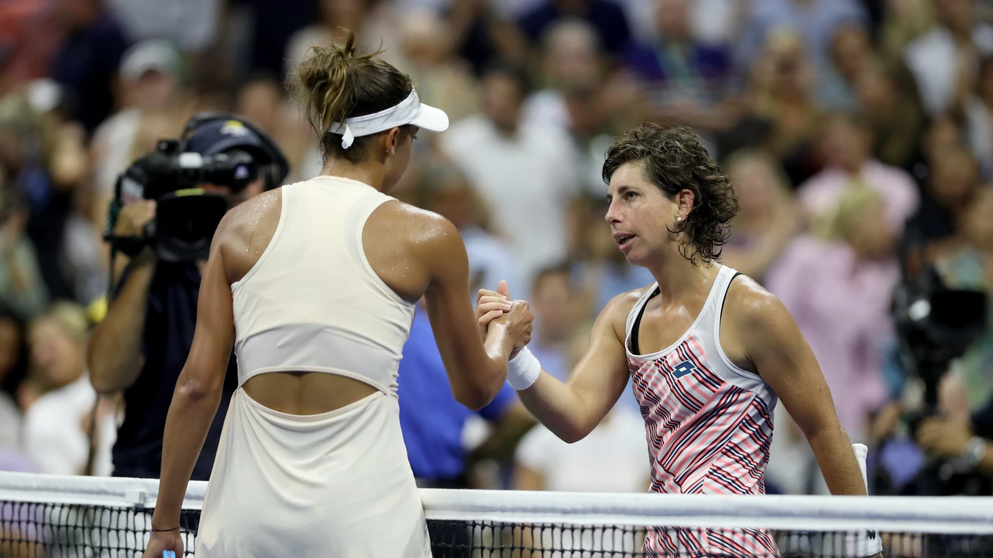 Madison Keys y Carla Suárez se felicitan después de su partido Madison Keys y Carla Suárez se felicitan después de su partido