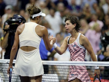 Madison Keys y Carla Suárez se felicitan después de su partido Madison Keys y Carla Suárez se felicitan después de su partido