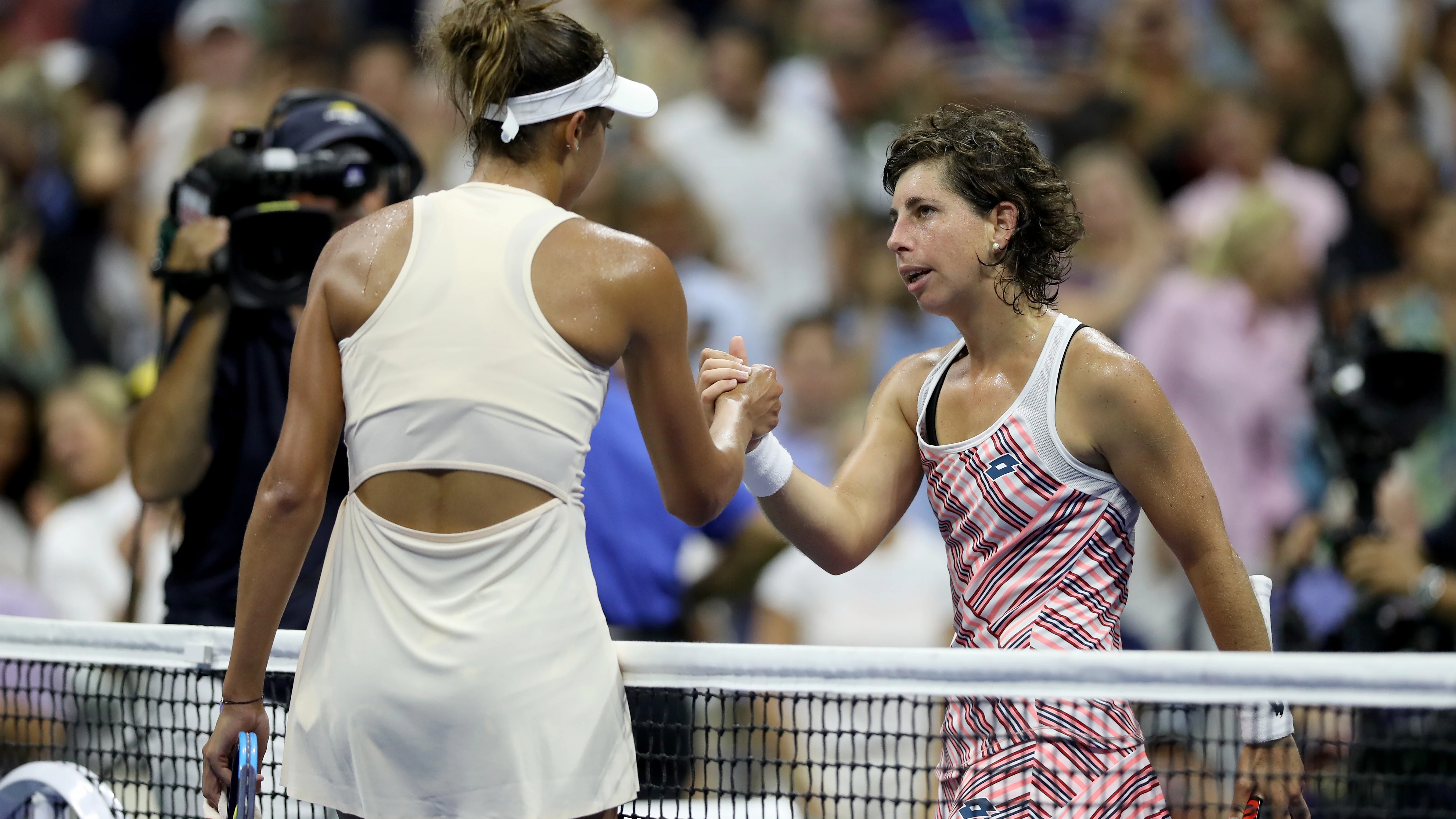 Madison Keys y Carla Suárez se felicitan después de su partido