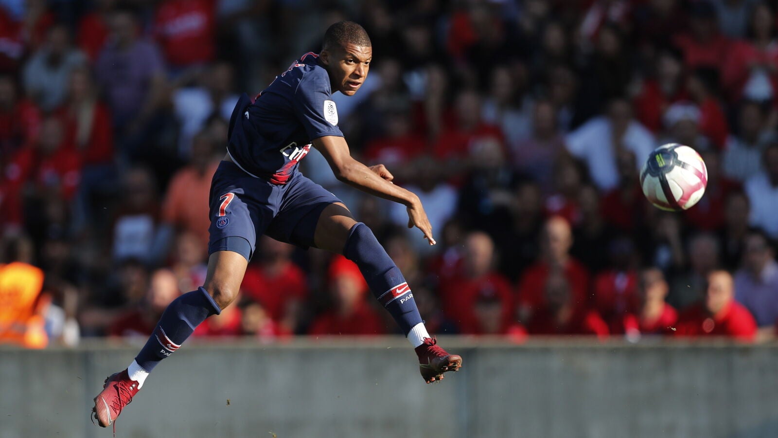 Mbapp&eacute; en un partido con el PSG
