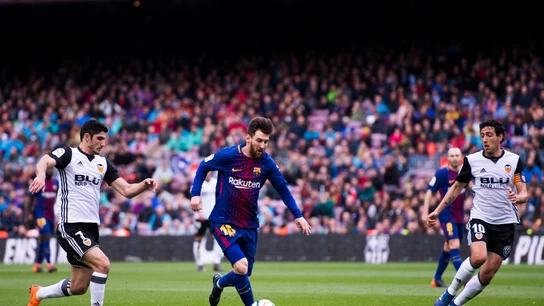 Guedes y Parejo intentan arrebatar el balón a Messi Guedes y Parejo intentan arrebatar el balón a Messi