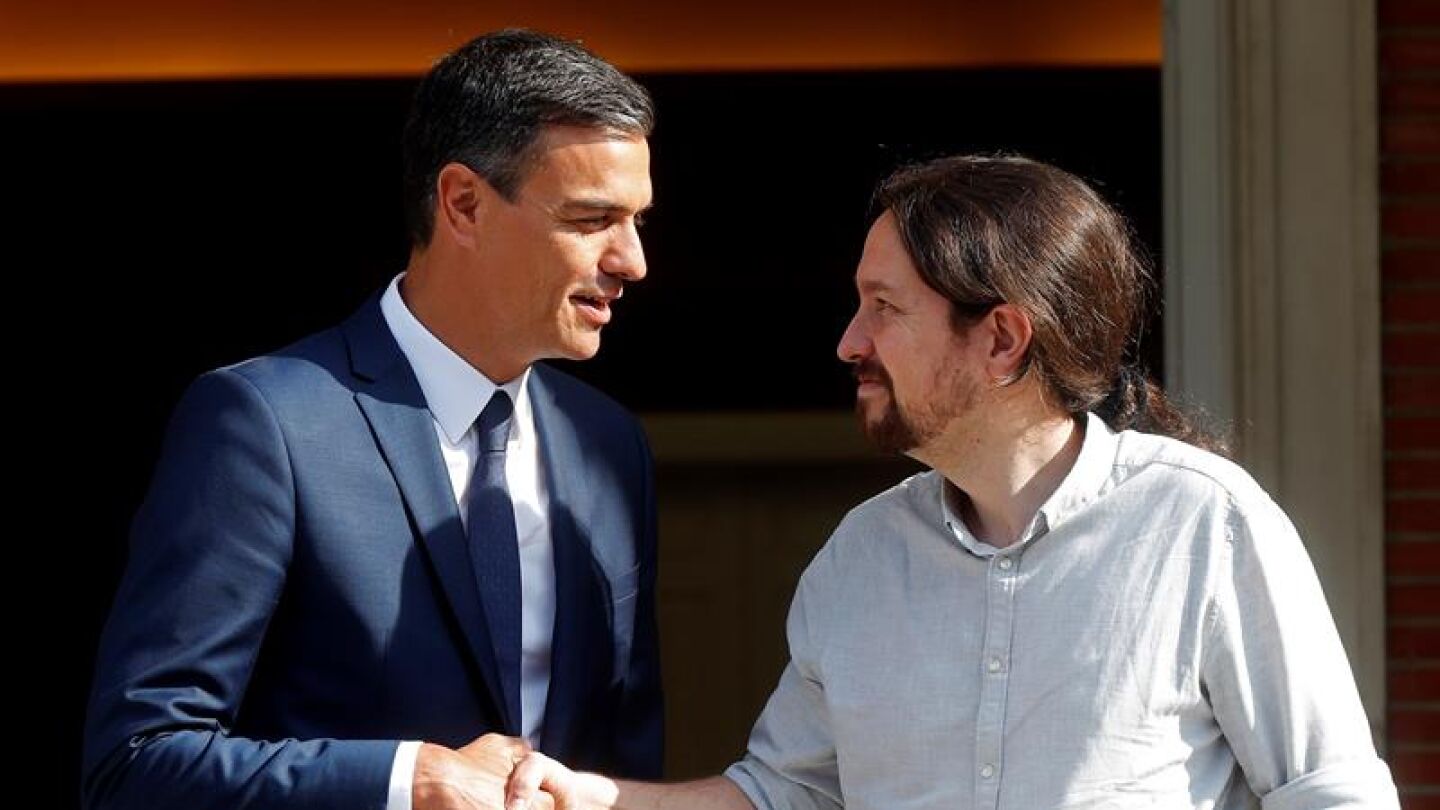 El presidente del Gobierno, Pedro S&aacute;nchez, recibe al secretario general de Podemos, Pablo Iglesias