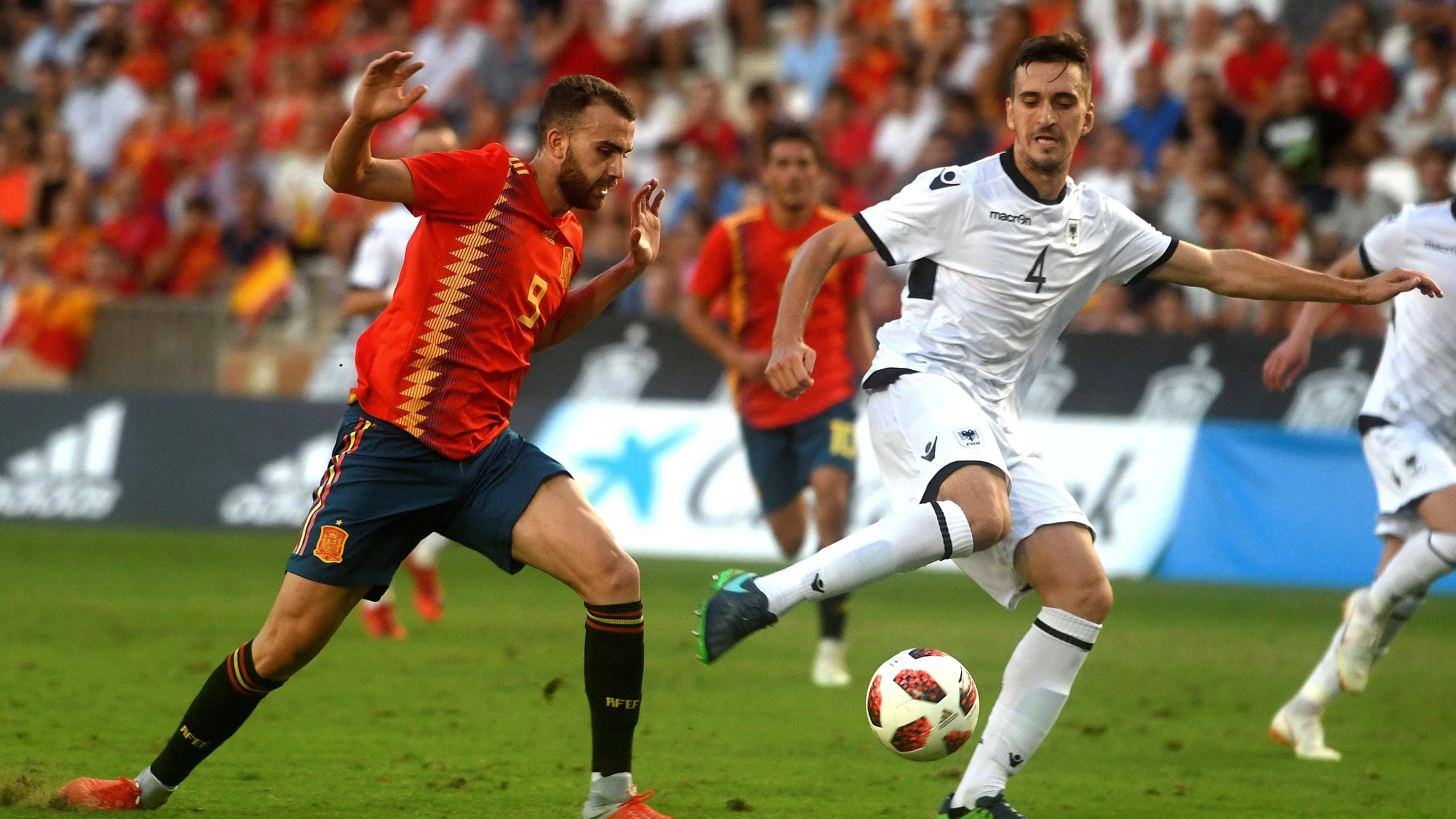 Borja Mayoral pelea un balón en el partido ante Albania