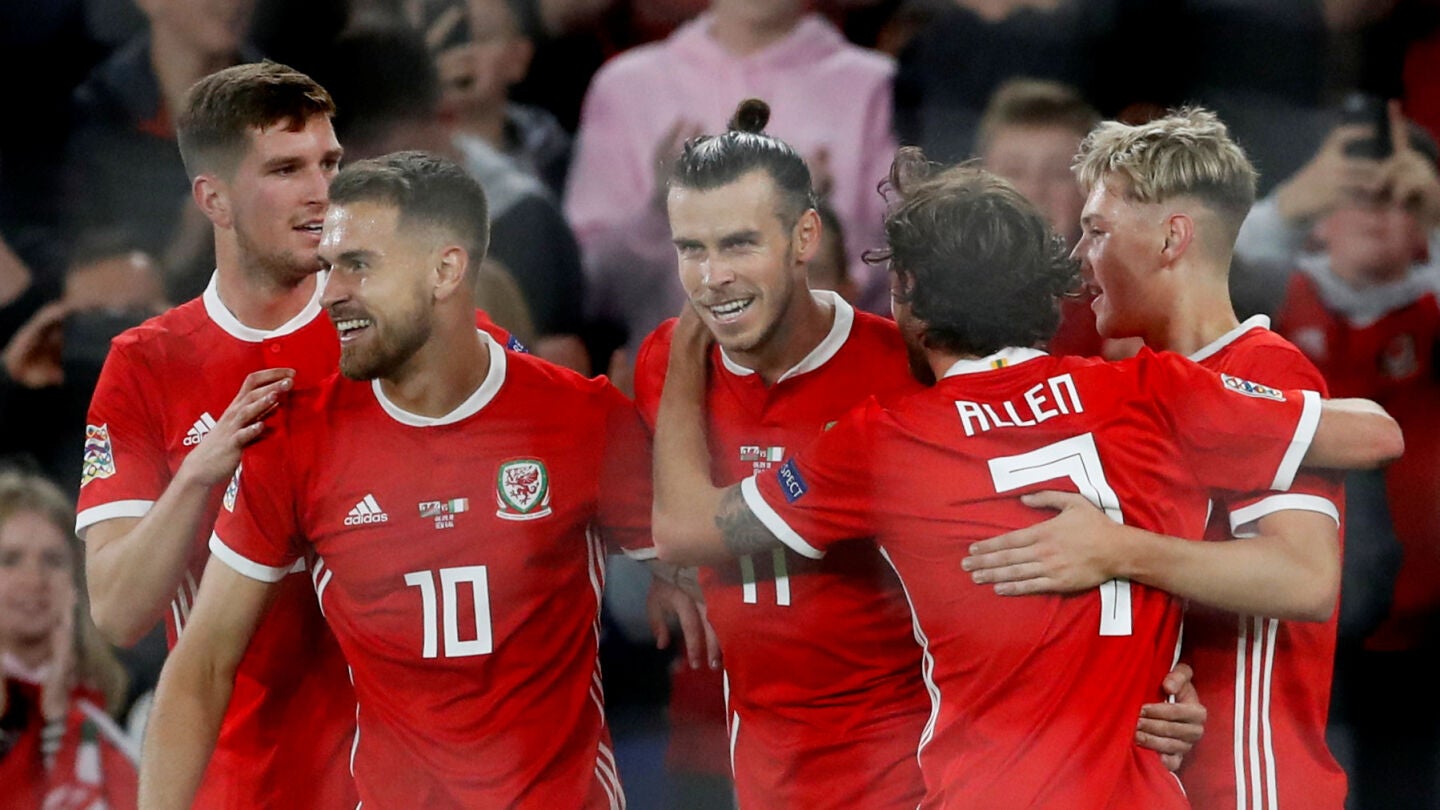 Gareth Bale celebra uno de sus goles con la selecci&oacute;n de Gales
