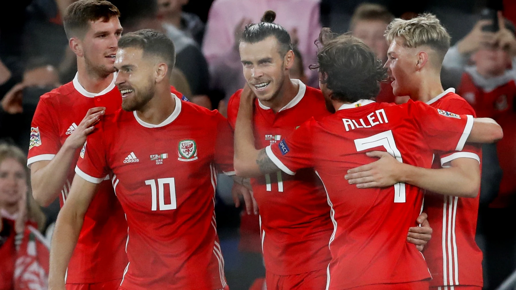 Gareth Bale celebra uno de sus goles con la selección de Gales