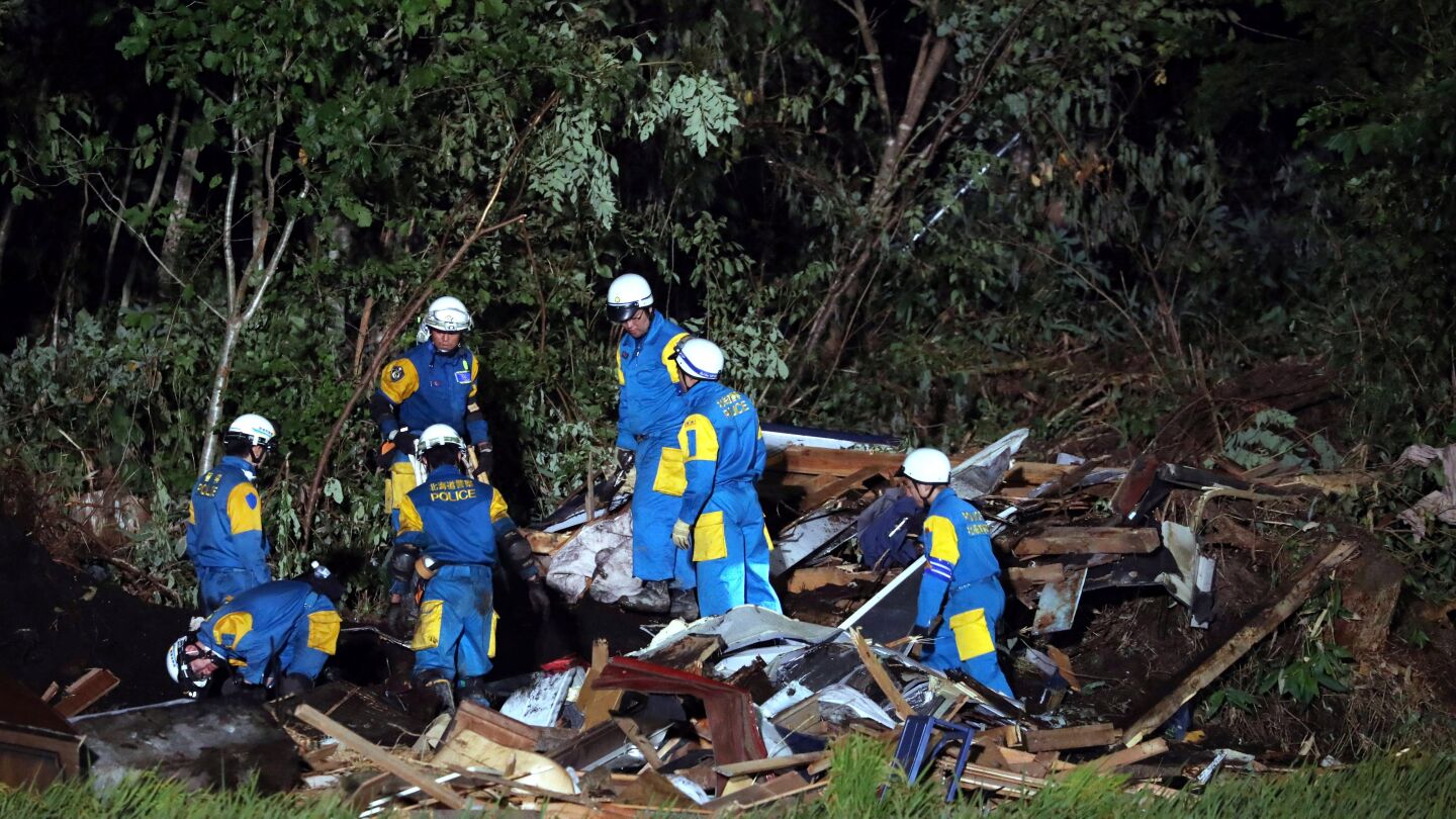 Polic&iacute;as buscan personas desaparecidas en una casa destruida