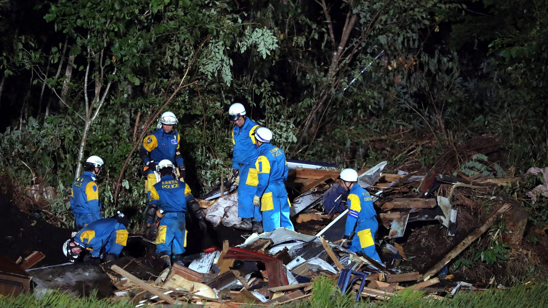 Policías buscan personas desaparecidas en una casa destruida
