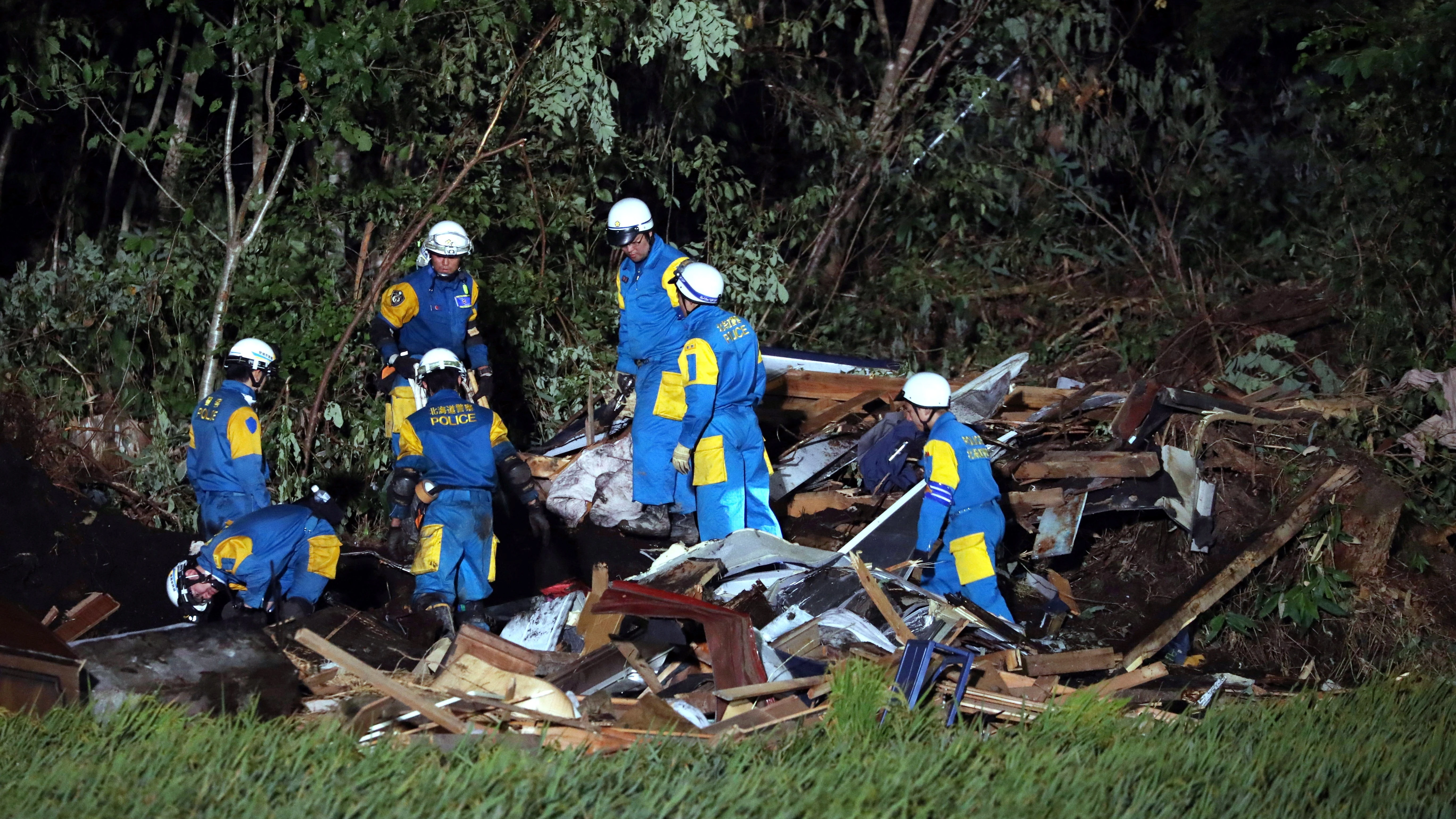 Policías buscan personas desaparecidas en una casa destruida