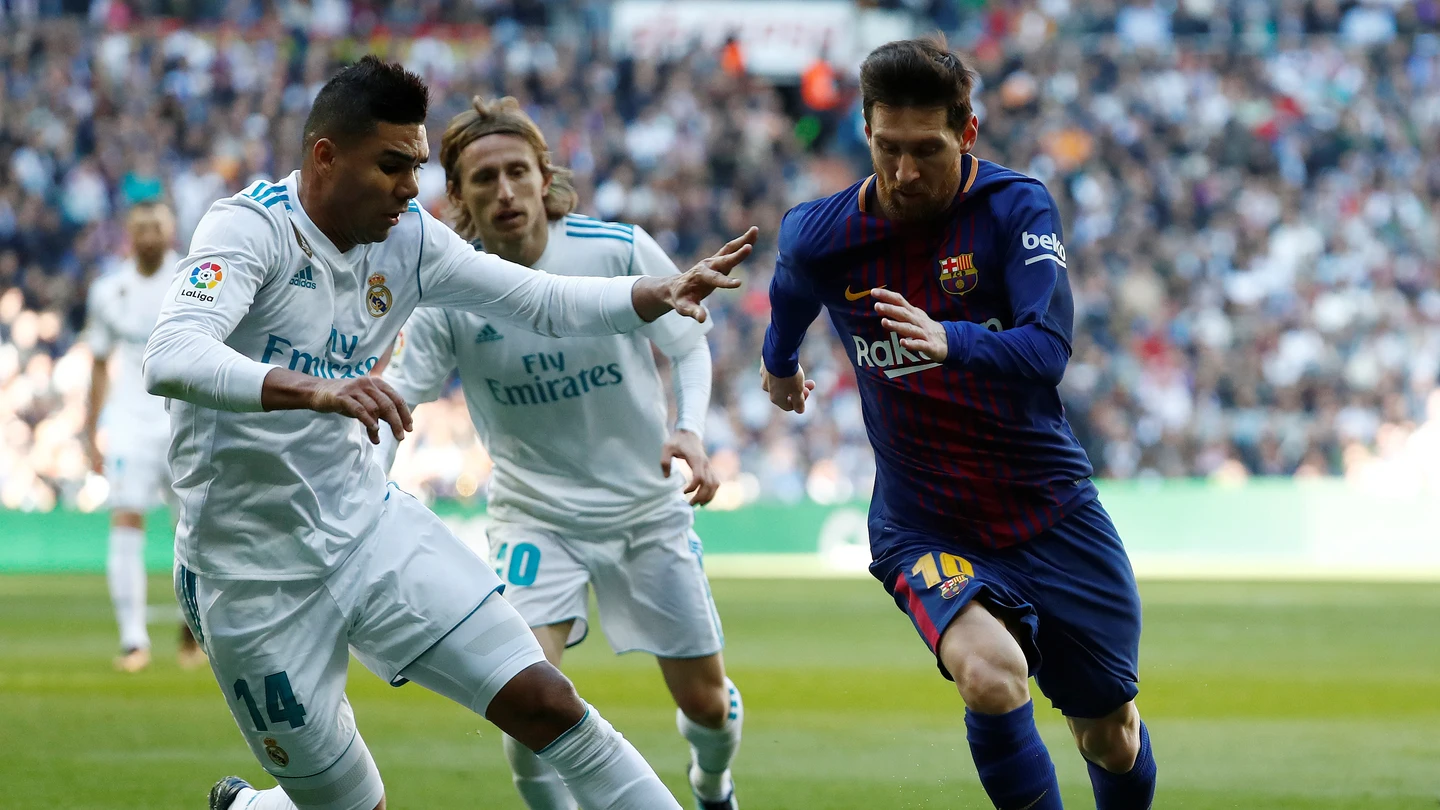 Casemiro intenta arrebatar el balón a Messi Casemiro intenta arrebatar el balón a Messi