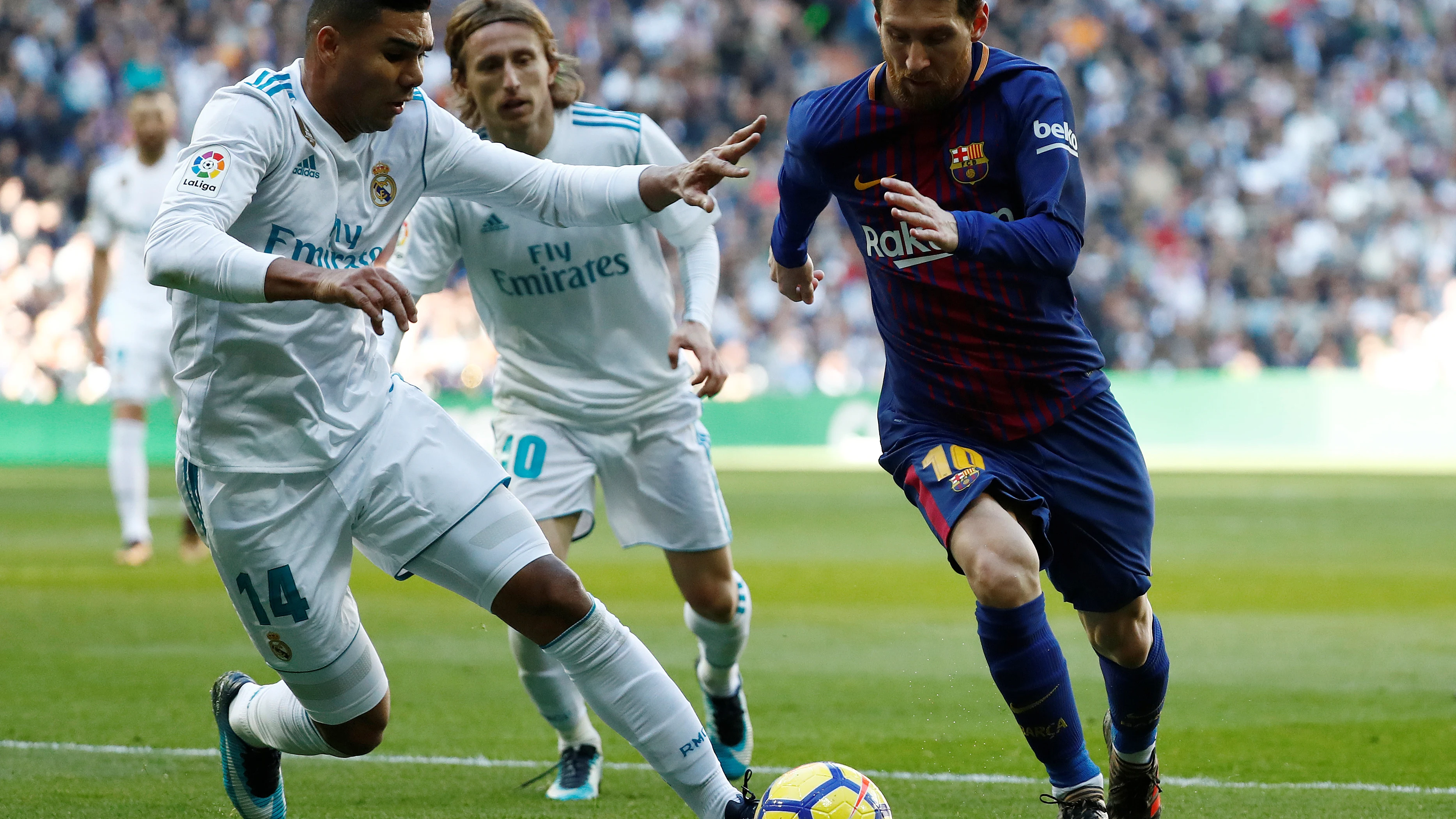 Casemiro intenta arrebatar el balón a Messi