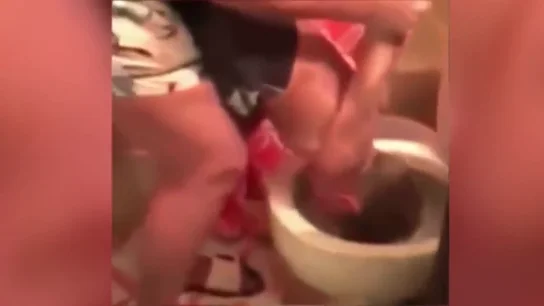 Una mujer castiga a su hijo de tres años 'metiendo' su cabeza en el retrete y dice que "fue solo un juego" Una mujer castiga a su hijo de tres años 'metiendo' su cabeza en el retrete y dice que "fue solo un juego"