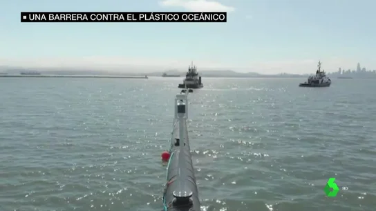 Imagen de la barrera contra el plástico en el océano Imagen de la barrera contra el plástico en el océano