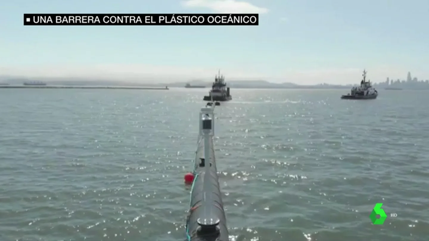 Imagen de la barrera contra el plástico en el océano Imagen de la barrera contra el plástico en el océano