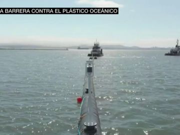 Imagen de la barrera contra el plástico en el océano Imagen de la barrera contra el plástico en el océano