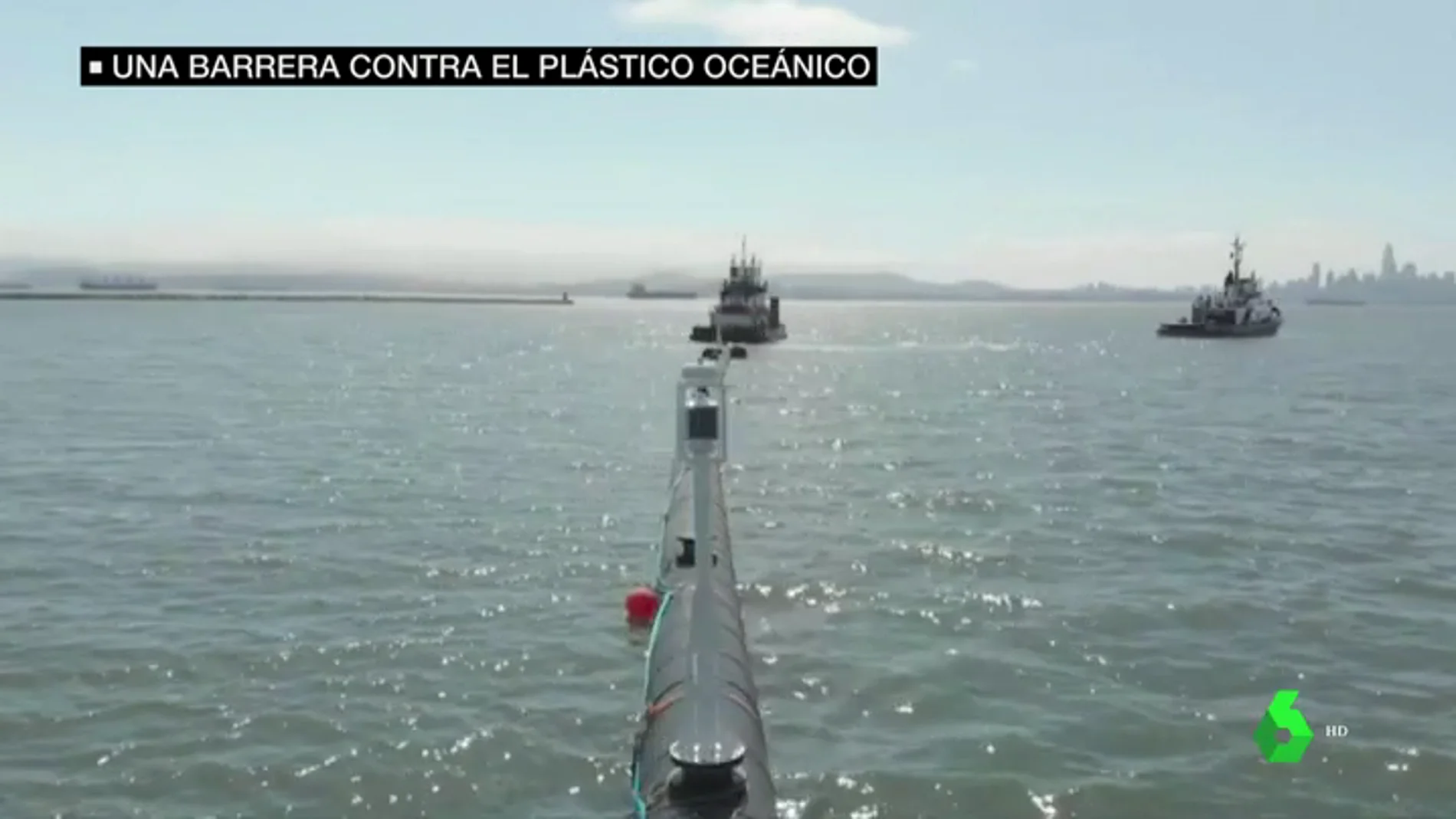Imagen de la barrera contra el plástico en el océano