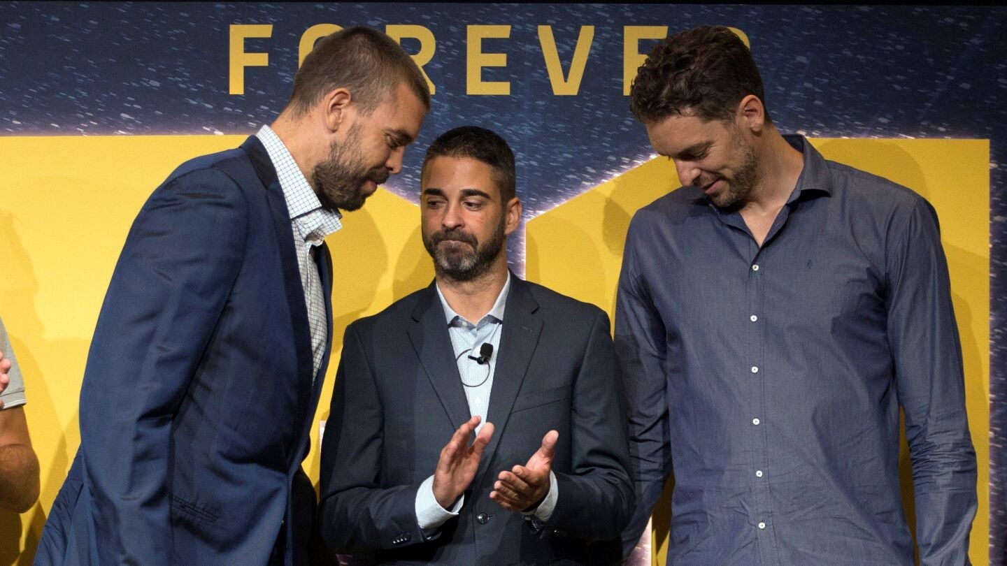 Los hermanos Gasol, junto a Juan Carlos Navarro en su despedida
