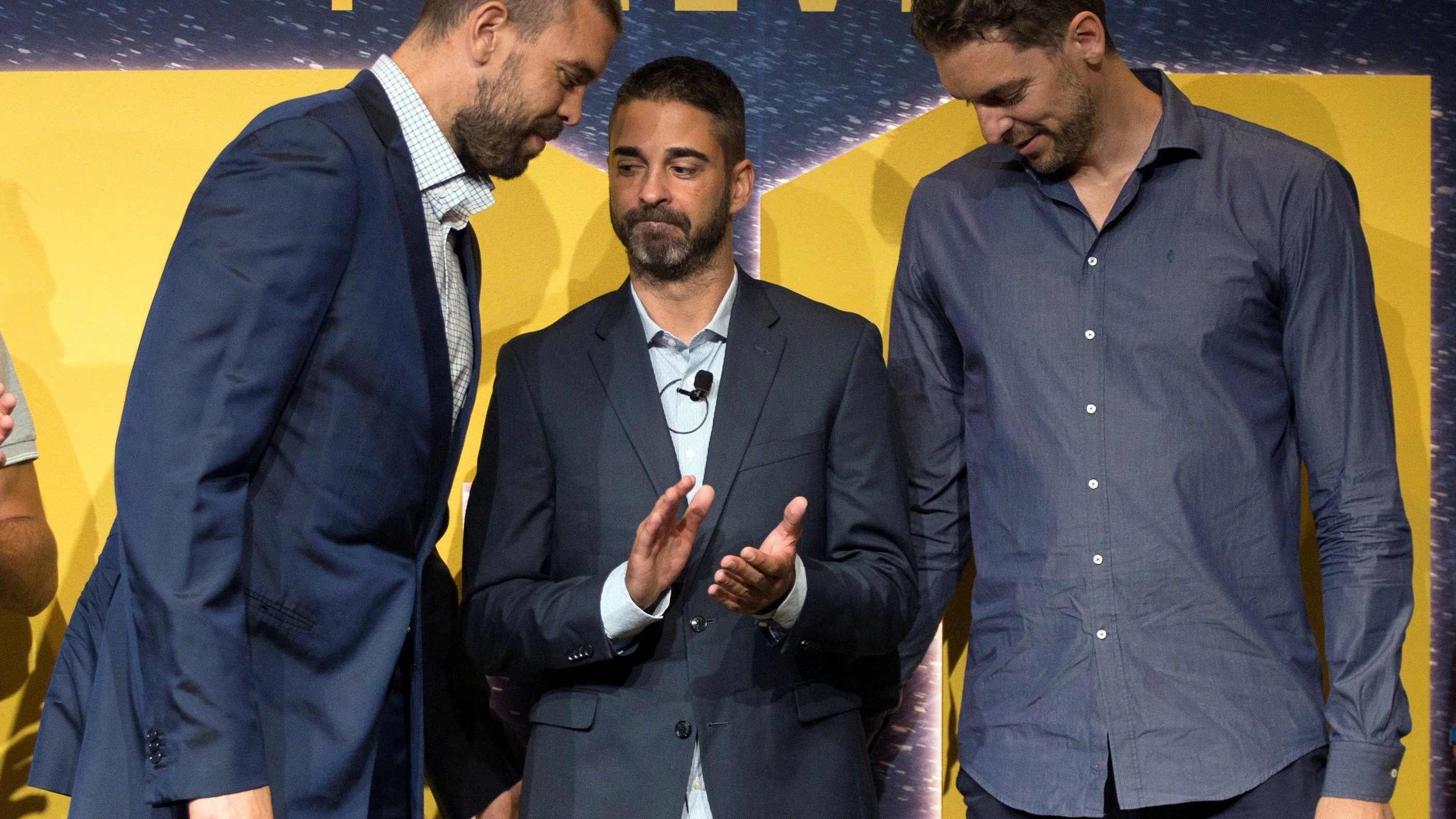 Los hermanos Gasol, junto a Juan Carlos Navarro en su despedida