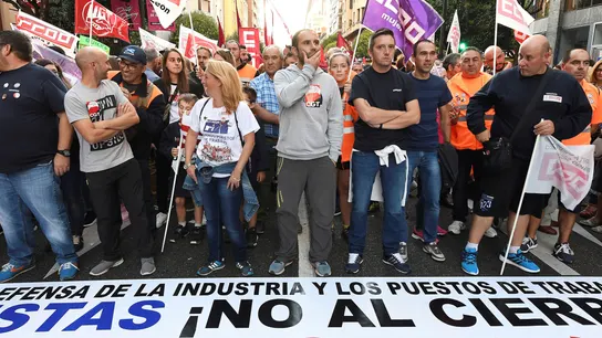 Manifestación convocada ayer por los sindicatos UGT, CC.OO y CGT, en el centro de León Manifestación convocada ayer por los sindicatos UGT, CC.OO y CGT, en el centro de León
