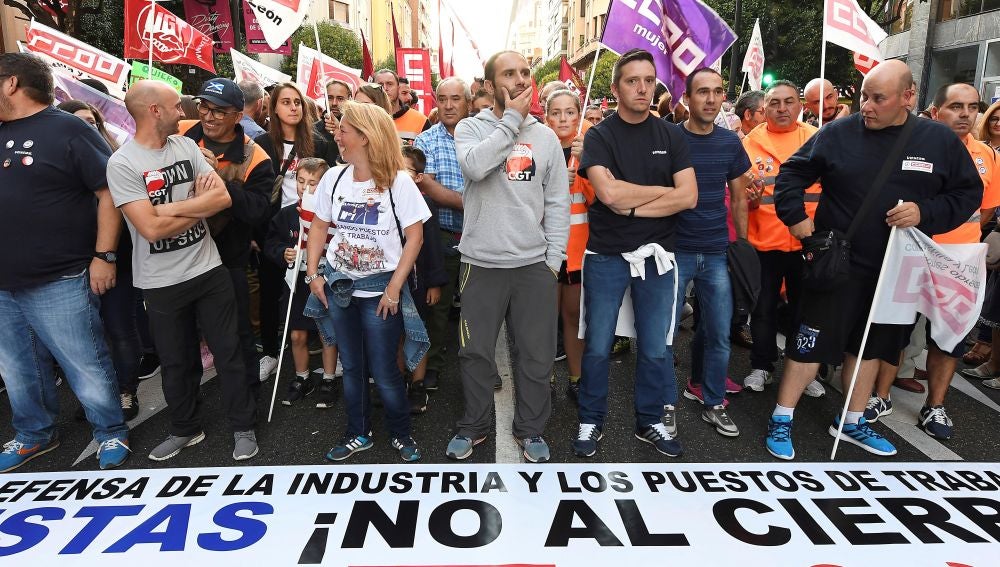 Manifestación convocada ayer por los sindicatos UGT, CC.OO y CGT, en el centro de León
