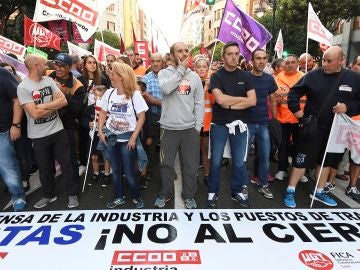Manifestación convocada ayer por los sindicatos UGT, CC.OO y CGT, en el centro de León Manifestación convocada ayer por los sindicatos UGT, CC.OO y CGT, en el centro de León