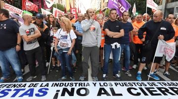 Manifestación convocada ayer por los sindicatos UGT, CC.OO y CGT, en el centro de León