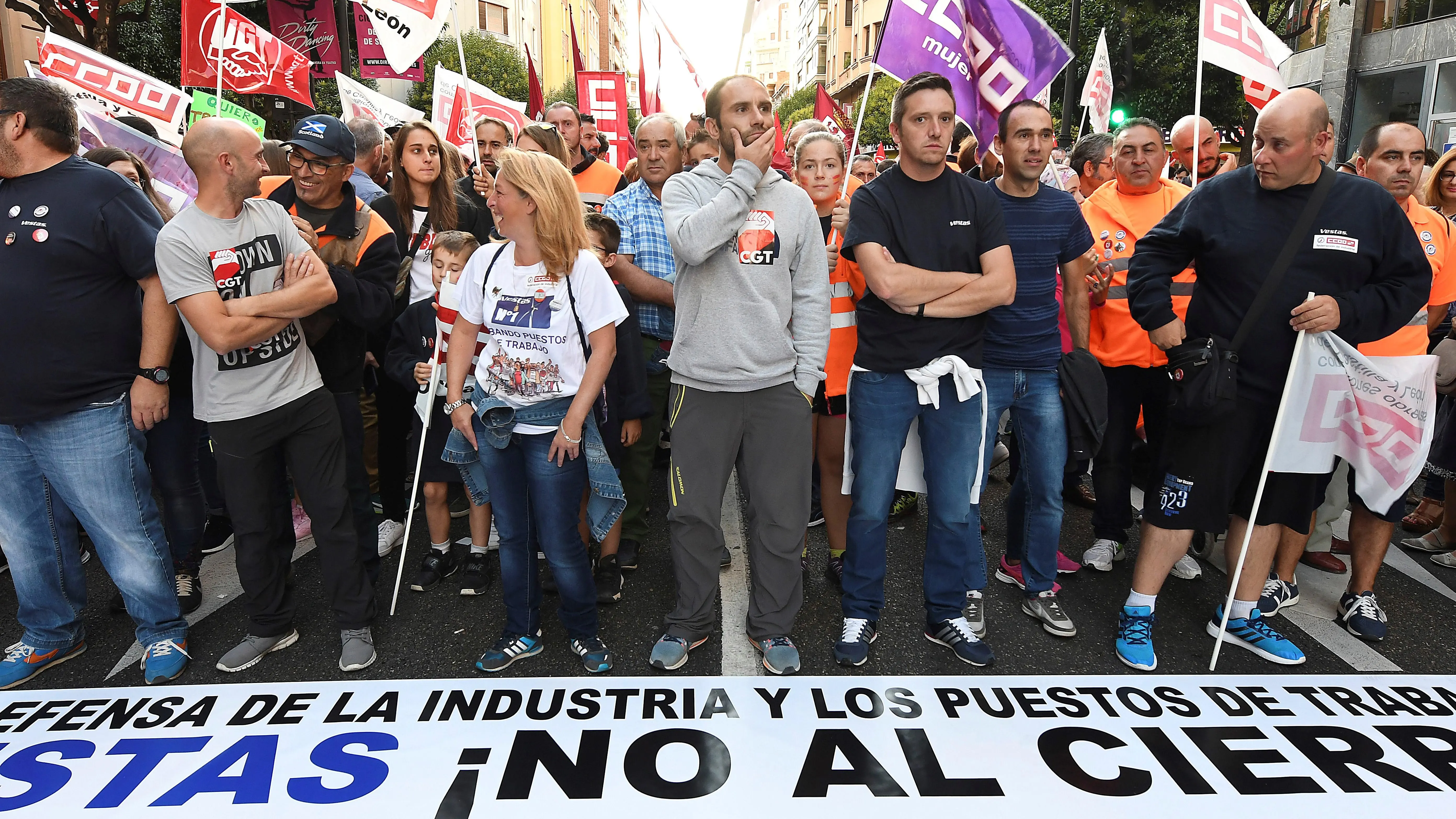 Manifestación convocada ayer por los sindicatos UGT, CC.OO y CGT, en el centro de León