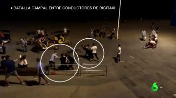 Batalla campal entre bicitaxistas legales e ilegales en la playa de la Barceloneta: "Esto es como el lejano oeste"