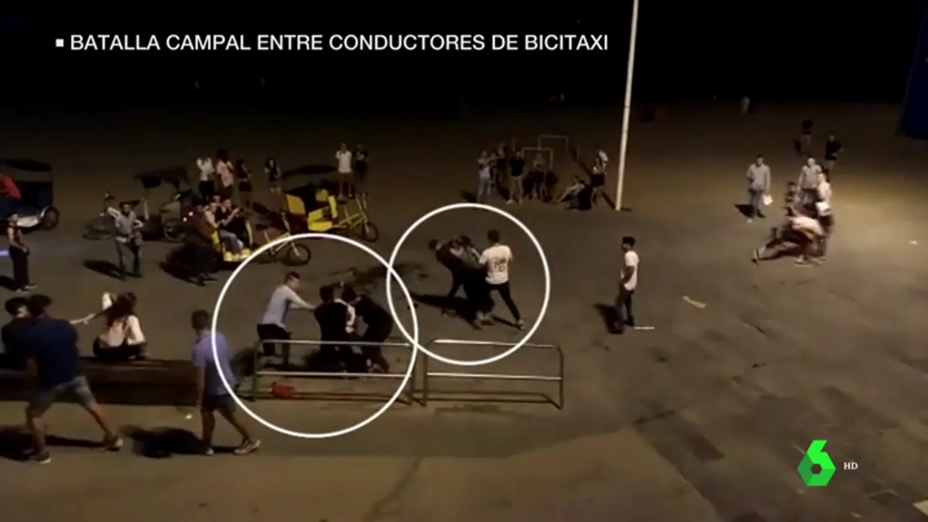 Batalla campal entre bicitaxistas legales e ilegales en la playa de la Barceloneta: "Esto es como el lejano oeste"