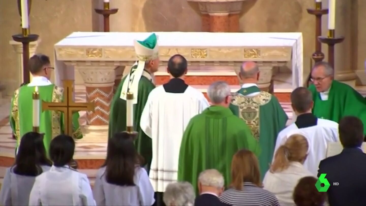 Imagen de los cl&eacute;rigos en una iglesia