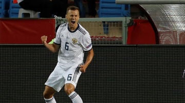 Denis Cheryshev celebra su gol con la selección rusa