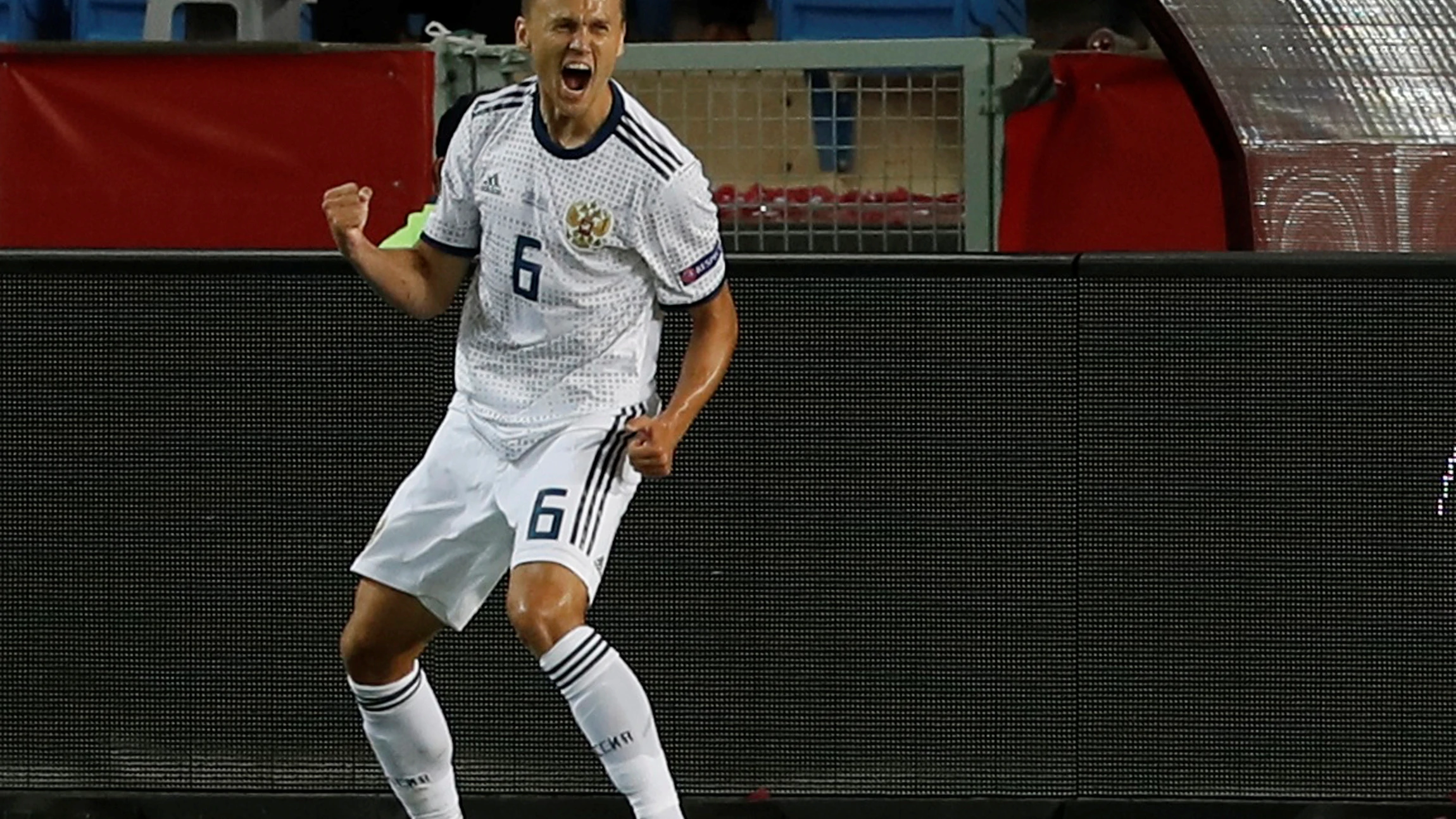 Denis Cheryshev celebra su gol con la selección rusa