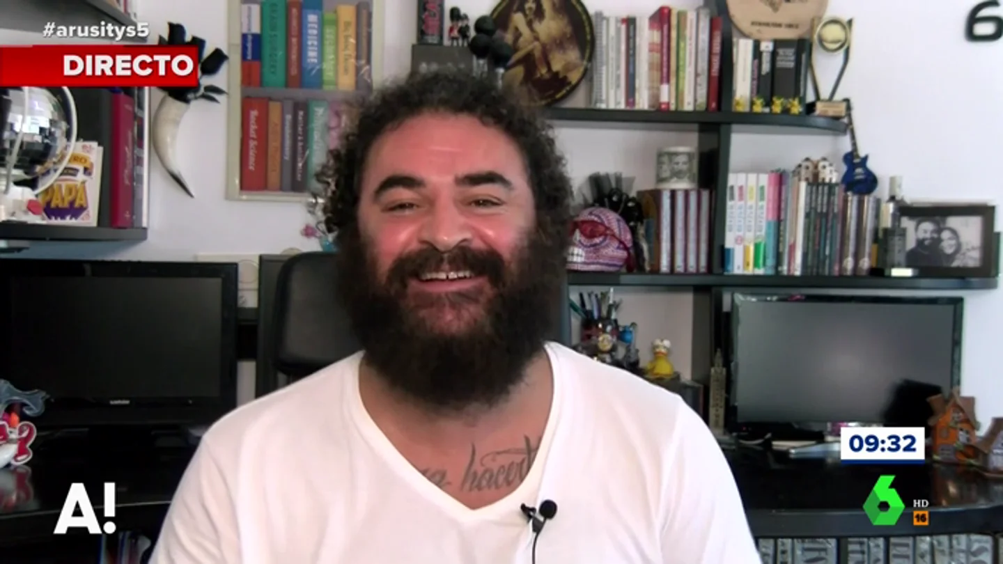 La reacción de El Sevilla tras el feo gesto de Rossi a Márquez: "Que siga corriendo y así, la mano no, pero el culo se lo seguirá viendo en las carreras a nuestro campeón" La reacción de El Sevilla tras el feo gesto de Rossi a Márquez: "Que siga corriendo y así, la mano no, pero el culo se lo seguirá viendo en las carreras a nuestro campeón"