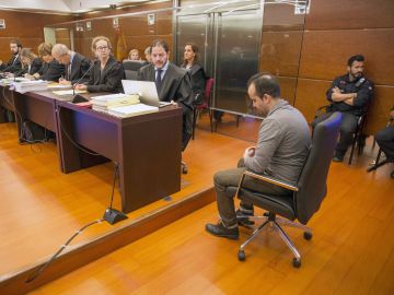El presunto asesino de una bebé en Vitoria al comienzo de la segunda sesión del juicio que se sigue contra él en la Audiencia Provincial de Álava El presunto asesino de una bebé en Vitoria al comienzo de la segunda sesión del juicio que se sigue contra él en la Audiencia Provincial de Álava