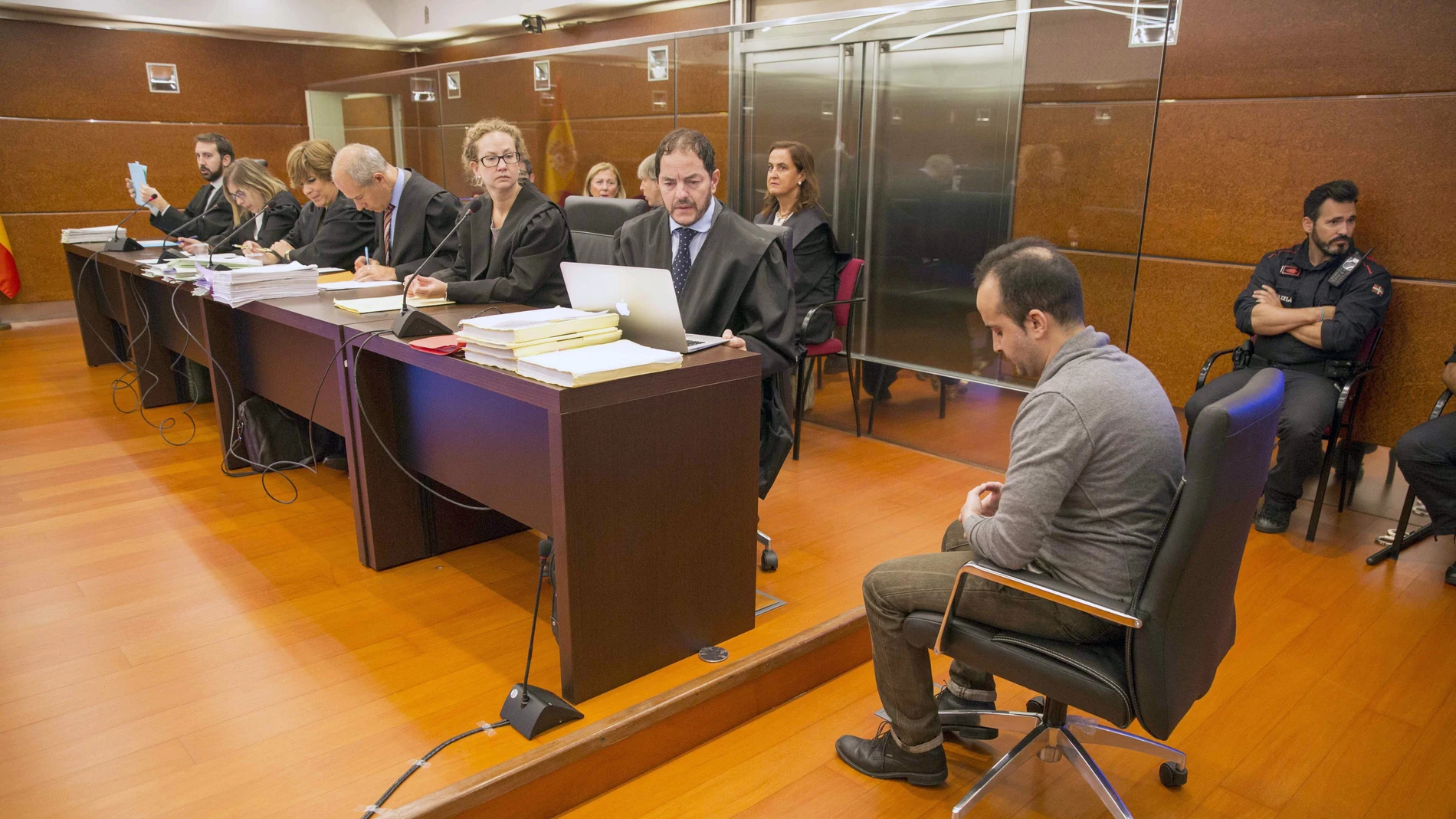 El presunto asesino de una bebé en Vitoria al comienzo de la segunda sesión del juicio que se sigue contra él en la Audiencia Provincial de Álava