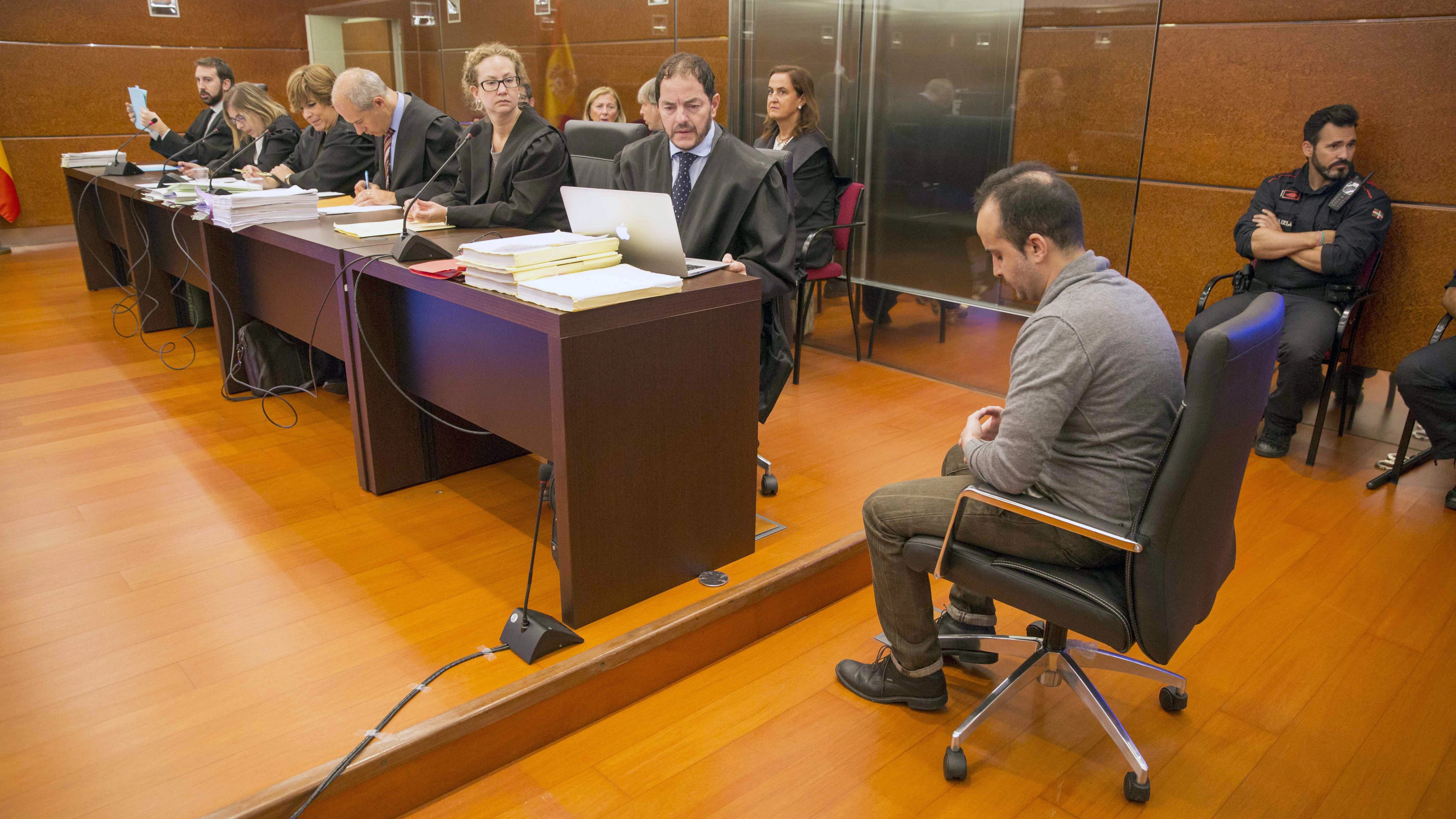 El presunto asesino de una bebé en Vitoria al comienzo de la segunda sesión del juicio que se sigue contra él en la Audiencia Provincial de Álava