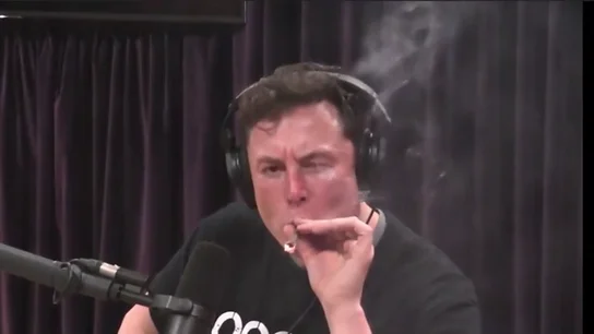 Elon Musk fumando marihuana durante una entrevista Elon Musk fumando marihuana durante una entrevista