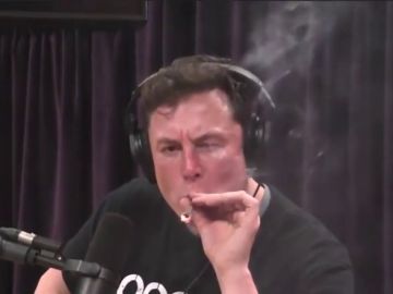 Elon Musk fumando marihuana durante una entrevista