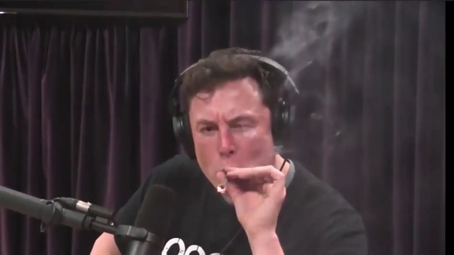 Elon Musk fumando marihuana durante una entrevista