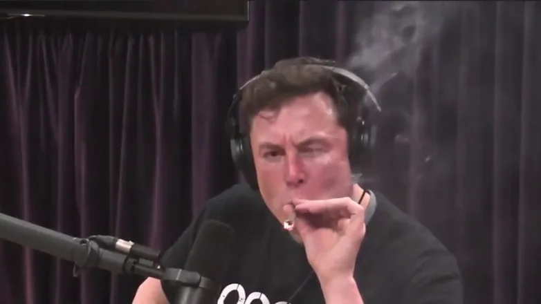 Elon Musk fumando marihuana durante una entrevista