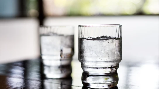 Imagen de un vaso de agua con hielo Imagen de un vaso de agua con hielo