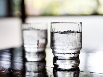 Imagen de un vaso de agua con hielo