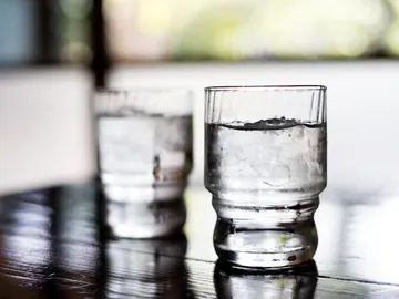 Imagen de un vaso de agua con hielo Imagen de un vaso de agua con hielo