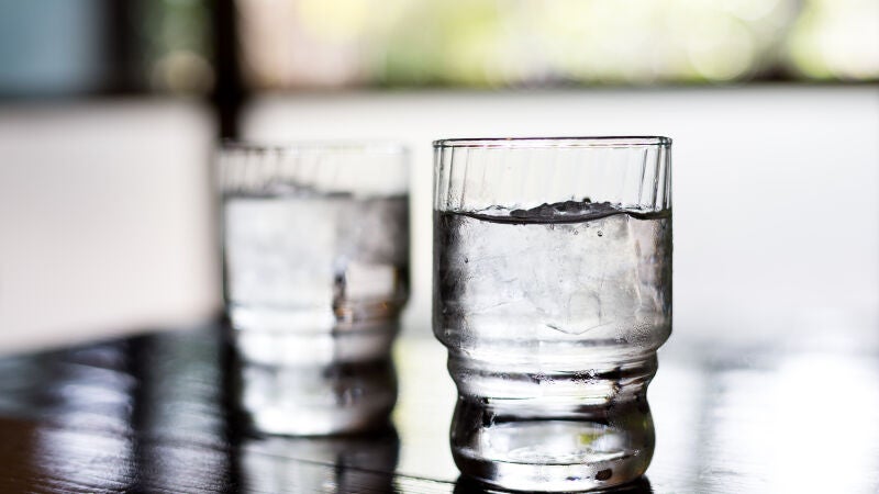 Por qué no debes dormir con un vaso de agua cerca