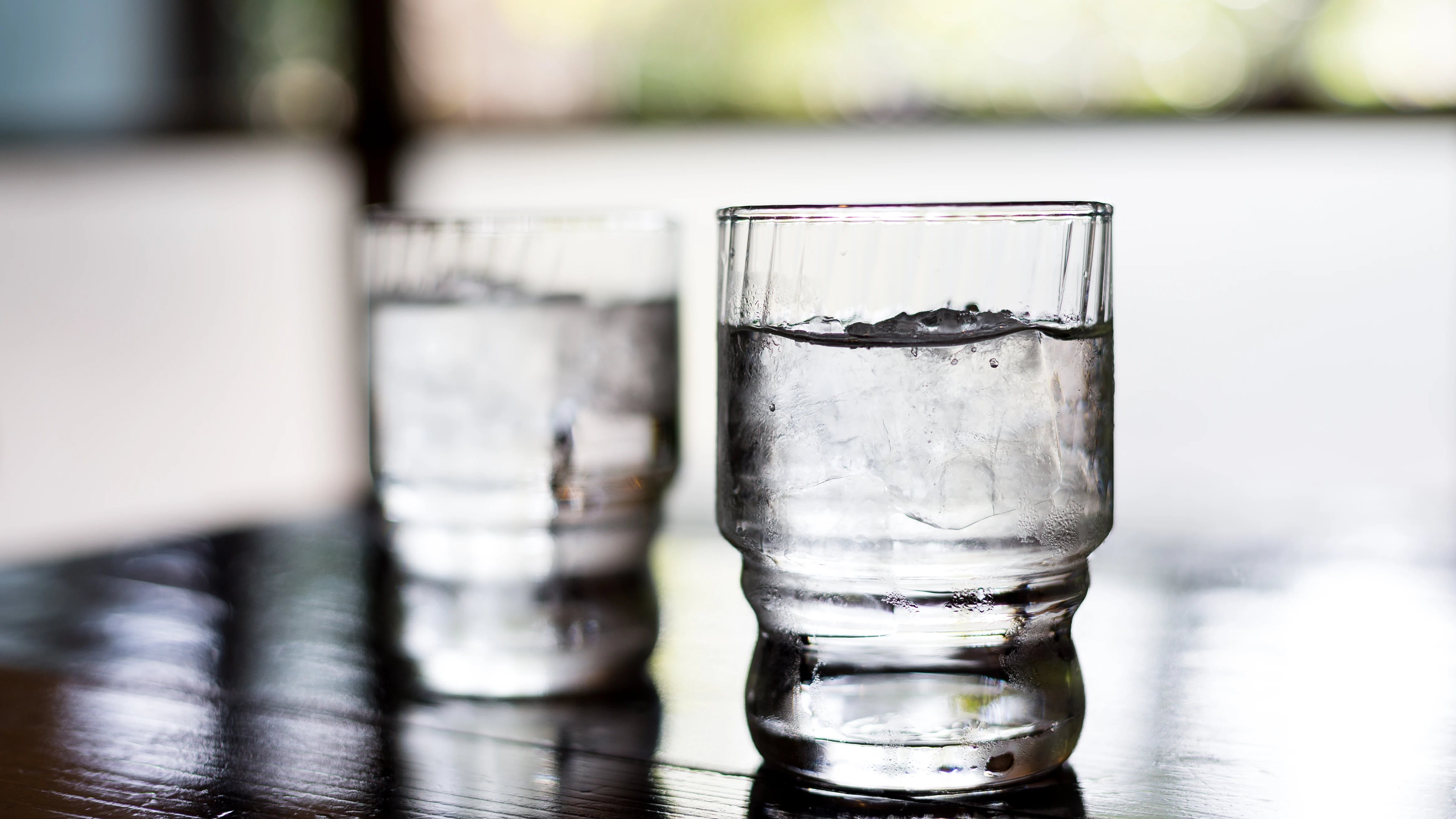 Imagen de un vaso de agua con hielo