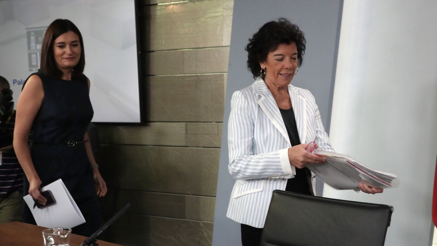 La portavoz del Gobierno, Isabel Cela&aacute; (dcha), acompa&ntilde;ada de la ministra de Sanidad, Consumo y Bienestar Social, Carmen Mont&oacute;n