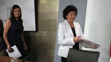La portavoz del Gobierno, Isabel Celaá (dcha), acompañada de la ministra de Sanidad, Consumo y Bienestar Social, Carmen Montón