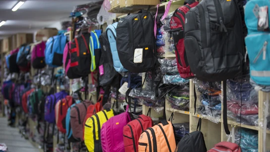 Mochilas en una tienda ante la vuelta al cole Mochilas en una tienda ante la vuelta al cole