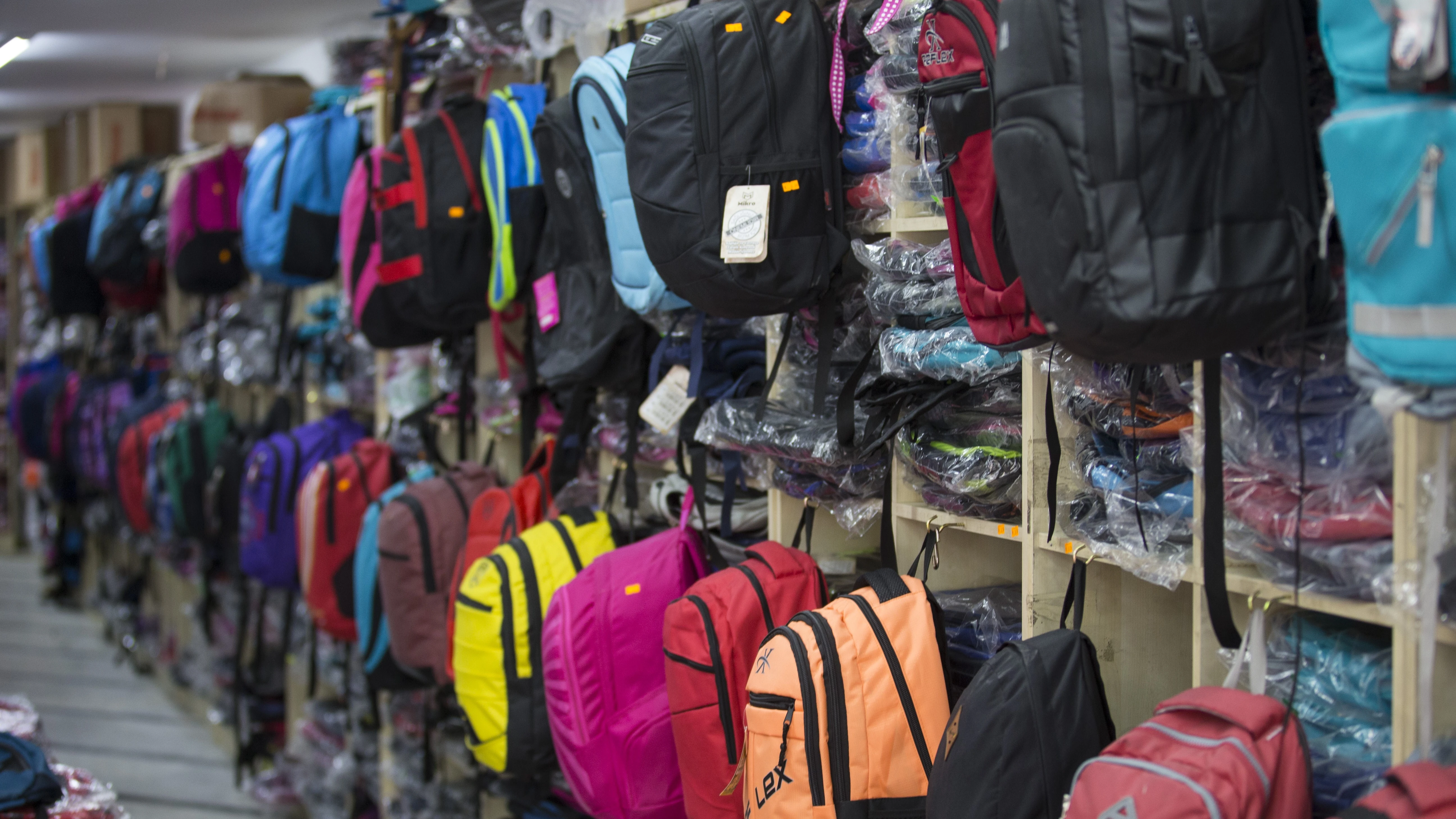 Mochilas en una tienda ante la vuelta al cole