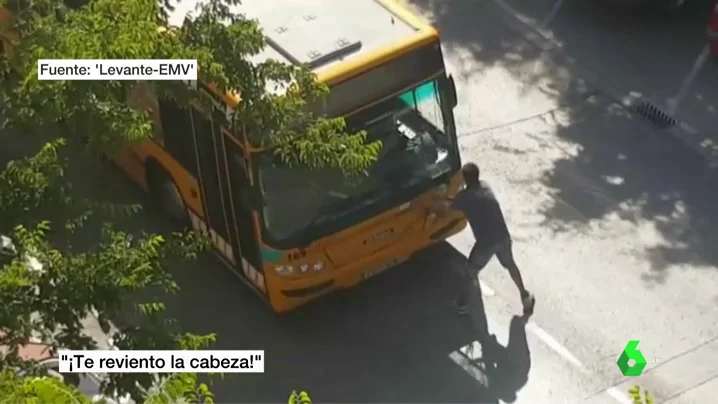 Ciclista agrediendo al conductor de un autobús