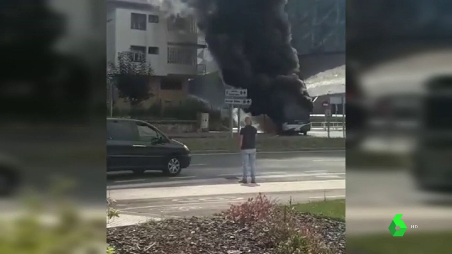 BORRADOR Un autob&uacute;s arde en Hernani, Gipuzkoa, a causa de un problema mec&aacute;nico